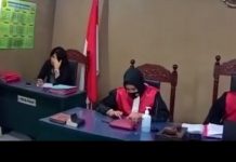 Anggota Majelis Hakim Pengadilan Tanjungbalai Lagi Asyik Main HP Android Saat Sidang Penghinaan Wapres