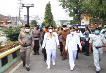 Berjalan Dari Kantor DPRD Menuju Rumah Dinas Walikota