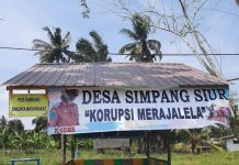 Aksi Protes Masyarakat spanduk bertuliskan “Desa Simpang Siur Korupsi Merajalela”