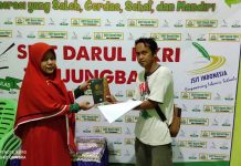 Kepsek SD IT Darul Fikri Terima Penyerahan 48 Mushaf Alqur’an dari Wali Murid