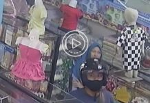 Lelaki Memakai Helm dan Masker Hitam Terekam CCTV Curi Hp di Toko Jalan Sudirman