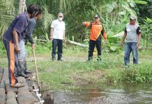 Antisipasi Banjir, Wakil Walikota dan Warga Bersihkan Bantaran Sungai Bandar Jaksa Kelurahan Pahang