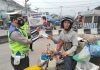 Agar terbiasa memakai masker, Sat Lantas Polres Tanjungbalai berikan himbauan dan masker secara gratis kepada pengguna jalan