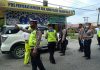 Tekan Angka Penyebaran Covid-19, Polres Tanjung Balai Semprotkan Cairan Disinfektan Pada Kendaraan Yang Melintas pada Pos Penyekatan BT 7
