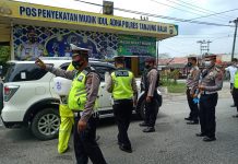 Tekan Angka Penyebaran Covid-19, Polres Tanjung Balai Semprotkan Cairan Disinfektan Pada Kendaraan Yang Melintas pada Pos Penyekatan BT 7