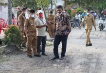 Plt Wali Kota Tanjungbalai Meninjau Pemiliharaan Jalan Singosari yang berada di Kelurahan Gading dan Kelurahan Pahang, Kecamatan Datuk Bandar