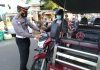 Sat Lantas Polres Tempel Stiker “Ayo Pakai Masker” bagi kendaraan yang melintas