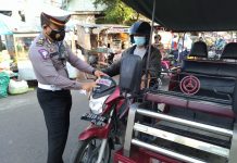 Sat Lantas Polres Tempel Stiker “Ayo Pakai Masker” bagi kendaraan yang melintas