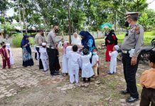 Hut Polisi Lalu Lintas ke 66 Berikan masker kepada Santri cegah penyebaran Covid-19 Di Kota Tanjungbalai