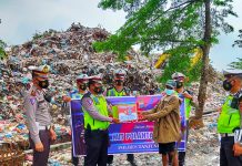 Sat Lantas Polres Tanjungbalai Berikan Sembako Kepada Pemulung Jalanan