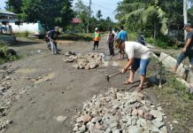 Kades Silomlom Pakai Dana Pribadi Perbaiki Jalan Desa