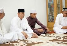 Waris Tholib Sholat Jumat Berjamaah Bersama Warga