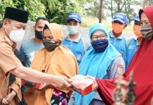 Waris Thalib Serahkan Bantuan Korban Kebakaran
