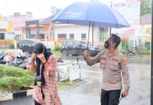 Cuaca Hujan, Kapolres Tanjung Balai Payungin Warga yang Vaksin