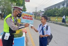 Pembagian Masker Secara Gratis, Pada Siswa dan Himbau para penguna jalan agar Terbiasa Memakai Masker