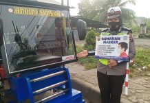 Satlantas Polres Tanjungbalai Tempel Stiker Ayo Pakai Masker kepengguna Jalan