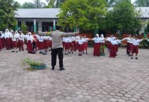 Supaya Semangat Untuk Vaksin Babinkamtibmas Aiptu M. Ruslan Ajak Siswa Senam Kebugaran