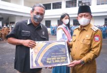PLT Walikota Berikan Penghargaan Kepada Kelompok Sanggar Teater
