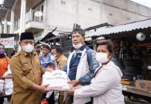 PLT Walikota Serahkan Bantuan Korban Kebakaran di Kelurahan Gading