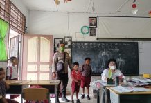 Bhabinkamtibmas Polsek Sei Tualang Raso Ingatkan anak SDN Setelah Vaksin harus Tetap Laksanakan Prokes