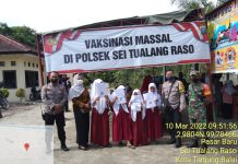 Dukung Program Pencapaian Target Vaksinasi Nasional, Polsek Sei Tualang Raso Vasilitasi Vaksinasi anak