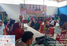 Vaksinasi Covid-19 di GOR Polres Tanjung Balai di Serbu Warga