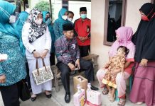 Atasi Stunting dan Gizi Buruk, Plt Walikota Berikan Makanan Tambahan dan Susu Kerumah Warga