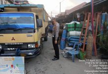 Kasat Lantas AKP HW Siahaan Dampingi Anggotanya Atur Arus lalu lintas