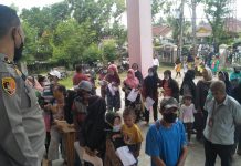 Kapolsek Sei Tualang Raso Iptu Eko Adhi Kawal Warga Pada Penyerahan BLT dan Tetap Patuhi Prokes