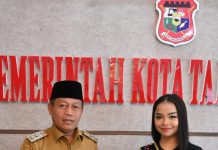 Plt Wali Kota Tanjungbalai Terima Runner-up 1 Indonesia Girl Sumut 2022 Amira Naura Ashila