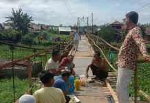 Pakai Dana Pribadi, Anggota DPRD Tanjungbalai Bantu Warga Perbaiki Jembatan Goyang
