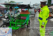 Meski Situasi Cuaca Hujan, Personil Satuan Lalu Lintas Polres Tanjungbalai Tetap Himbau Warga Tertib Berlalulintas Pakai Helm Saat Berkendaraan