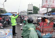 Dalam Cuaca Hujan Tidak Menyurutkan Semangat Personil Satlantas Polres Tanjungbalai Melancarkan Arus Lalulintas Padat Pagi