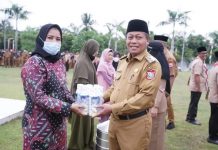 Pimpin Apel Pemerintahan, Plt Wali Kota Serahkan Sejumlah Penghargaan dan Bantuan