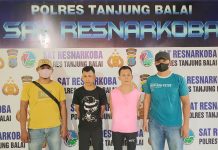 Transaksi Sabu di Sebuah Rumah, Kedua Pria Ini Pasrah di Borgol Polisi
