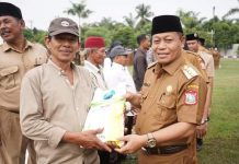 Pimpin Apel Pemerintahan, Wali Kota Waris Tholib Kembali Serahkan Sejumlah Penghargaan dan Bantuan