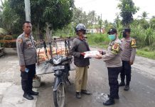 Kapolsek Datuk Bandar Berikan Bansos Bagi Masyarakat Membutuhkan