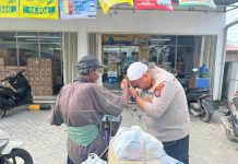 Kapolres Tanjung Balai ajak pemulung belanja kebutuhan Rumah tangga di mini market