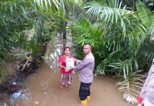 Polres Tanjung Balai Bantu Warga Korban Banjir