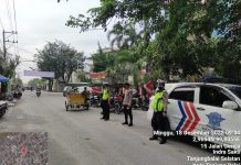 Demi kenyamanan Jemaat yang ibadah Minggu, Personil Sat Lantas atur arus lalulintas depan Gereja