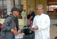 Wartawan dan Pimred Media Online Tanjungbalai Berbagi Takjil ke Masjid Untuk Berbuka