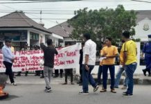 Aksi Bakar Ban Warnai Demo Aktivis Didepan Kejari Tanjungbalai, Tuntut Bandar Sabu Dihukum Mati