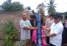 Penyerahan Bantuan Korban Kebakaran di Jalan Keluarga