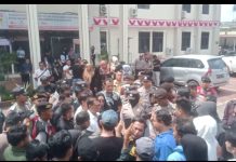 Granat Tuding Ketua PN Kisaran Lepas Terdakwa 16 kg Sabu, Ketua PN Rela Duduk Dilantai Temui Pendemo
