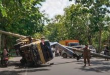 Satu Unit Truk Pemancang Tiang Listrik Terguling Dijalan Sudirman