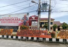 Dukung Pemberantasan Korupsi, Warga Tanjungbalai Kirim Karangan Bunga Di Depan Kantor Polres Tanjungbalai