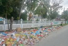 Warga Tanjungbalai Sorot Sampah Berserakan Di Depan Kantor Camat TBU