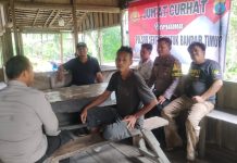 Polsub Sektor Datuk Bandar Timur Berikan Pesan Kamtibmas Melalui Jumat Curhat Dengan Menyambangi Warga