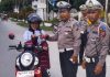 Satlantas Berikan Stiker dan Brosur Himbauan Ops Keselamatan Toba