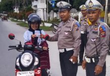 Satlantas Berikan Stiker dan Brosur Himbauan Ops Keselamatan Toba